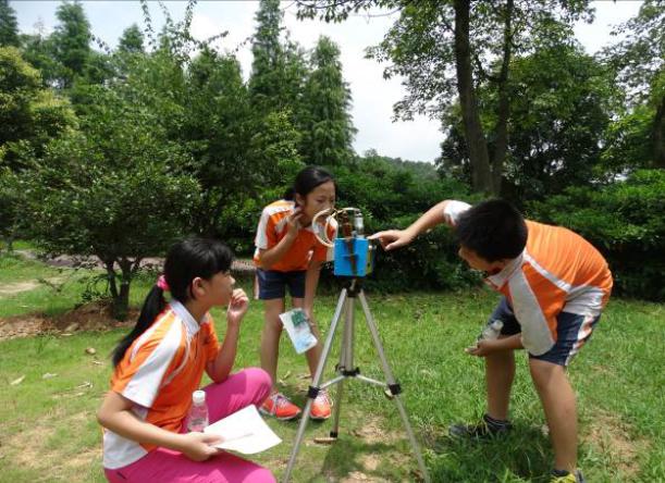 学生小组在进行空气质量调查分析.jpg