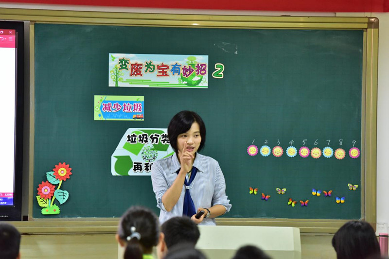广州市番禺区市桥南阳里小学老师在组织学生上生态环境教育课.jpg